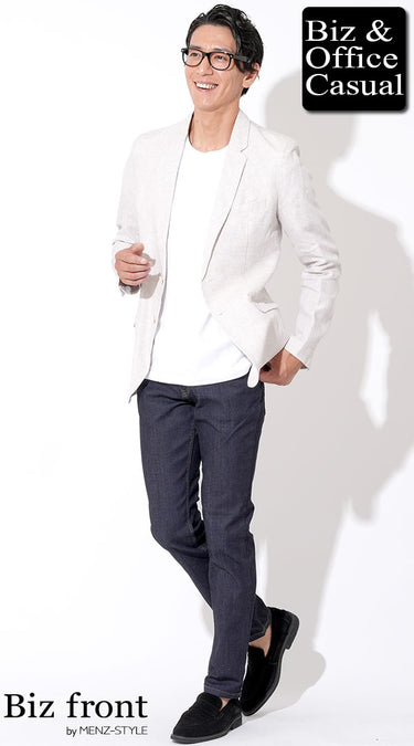 ベージュの麻ジャケットとジーンズのコーデ例