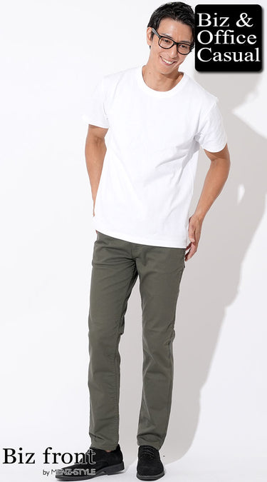 カーキパンツ×白シャツ・白Tシャツのメンズコーデ