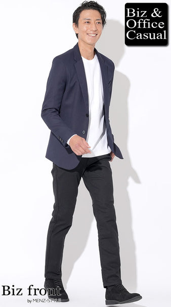 ネイビージャケット×白Tシャツ×黒パンツの40代男性コーデ 上品さと清潔感を兼ね備えたスマートなデート服