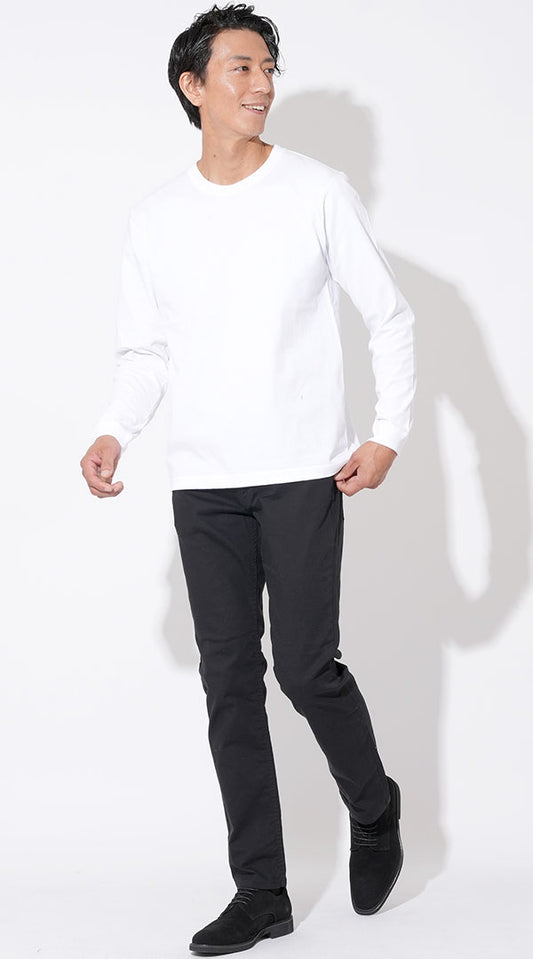 丸首白長袖Tシャツ×黒スリムパンツ　biz22aw_0050