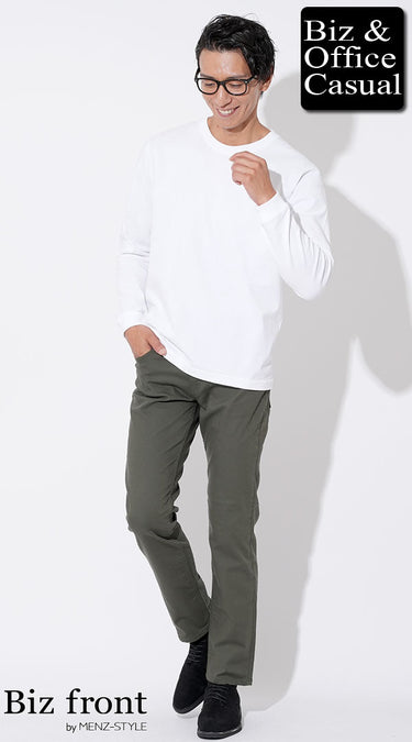 カーキパンツ×白シャツ・白Tシャツのメンズコーデ