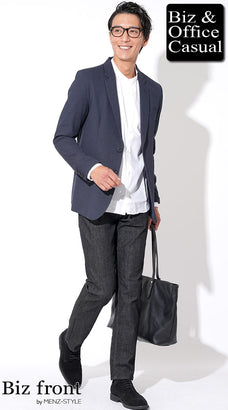 白スリムシャツとネイビージャケットのコーデ例