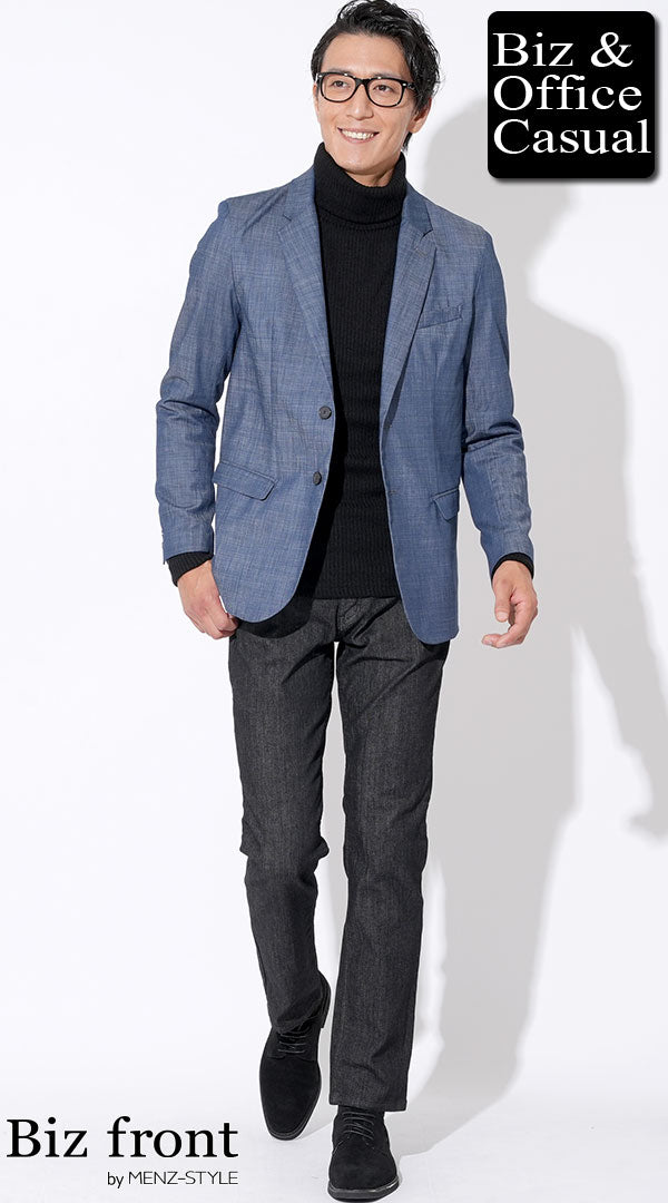 メンズにおすすめの濃紺デニムジャケットと黒タートル・チャコールパンツを合わせた上品なコーディネート