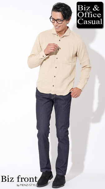 メンズにおすすめのベージュシャツと濃紺デニムのやわらかな配色コーディネート