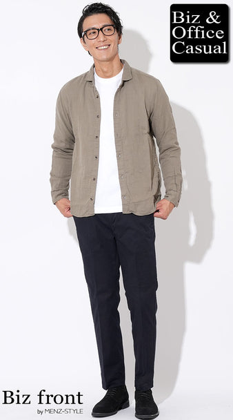 白Tシャツにカーキシャツとネイビースラックスを合わせた30代男性のきれいめコーデ