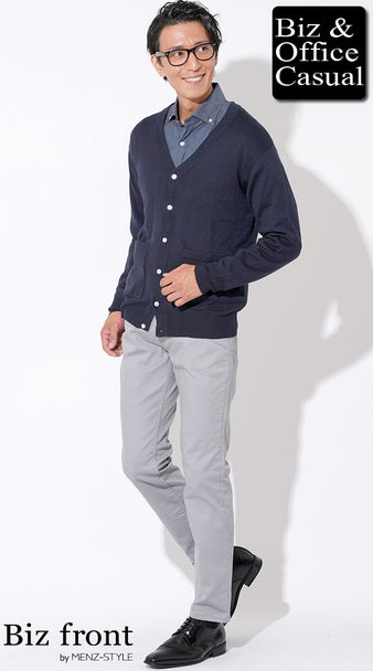 メンズにおすすめの秋向けデニムシャツとネイビーカーディガンを使った落ち着きのあるコーディネート