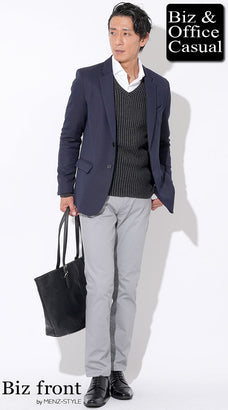 ホテル忘年会におすすめの大人カジュアル｜ネイビージャケット×グレーVネックニット