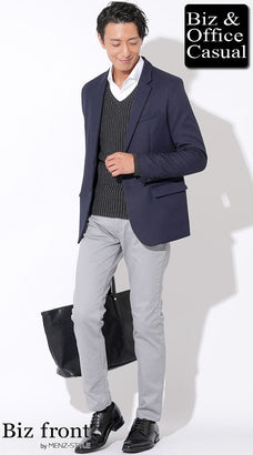 ネイビーテーラードジャケット×グレーセーター×白シャツ×グレーチノパン