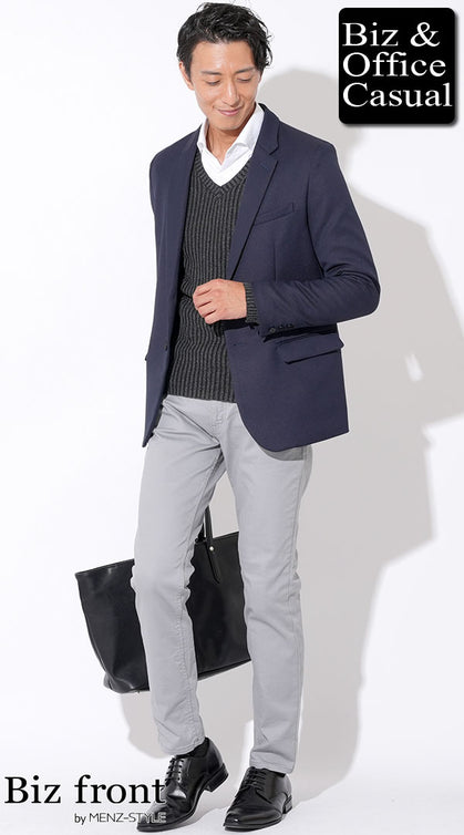 冬のビジネスカジュアル メンズ ネイビージャケット×黒リブニット×白シャツ×グレースリムパンツ コーディネート例