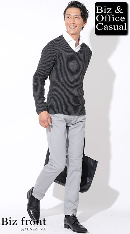 スマートカジュアル 男性 ジャケットなし 冬 Vネックニット×白シャツ コーデ 上品 清潔感 きれいめ