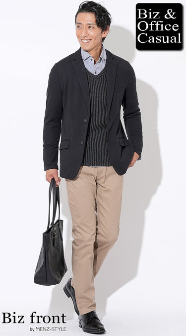 ジャケットのインナーにVネックニットを着た冬コーデ