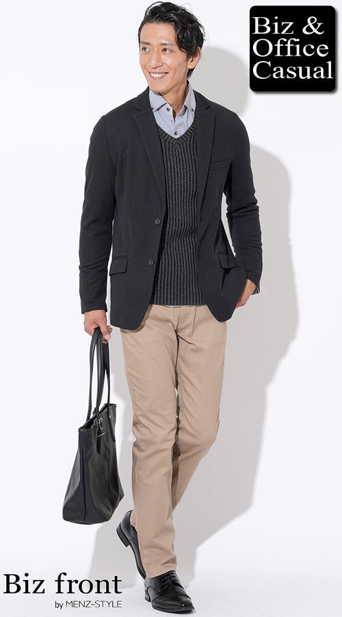 ネイビージャケットとニット、チェック柄のスラックスを合わせた冬のオフィスカジュアルコーデ