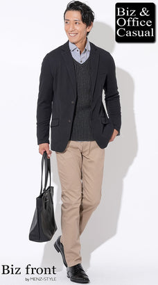 黒テーラードジャケット×グレーニット×シャンブレーシャツ×ベージュチノパン