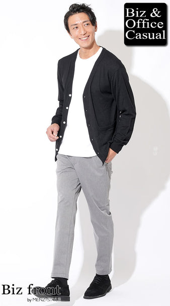 白Tシャツに黒カーディガンとライトグレースラックスを合わせた50代男性のきれいめコーデ