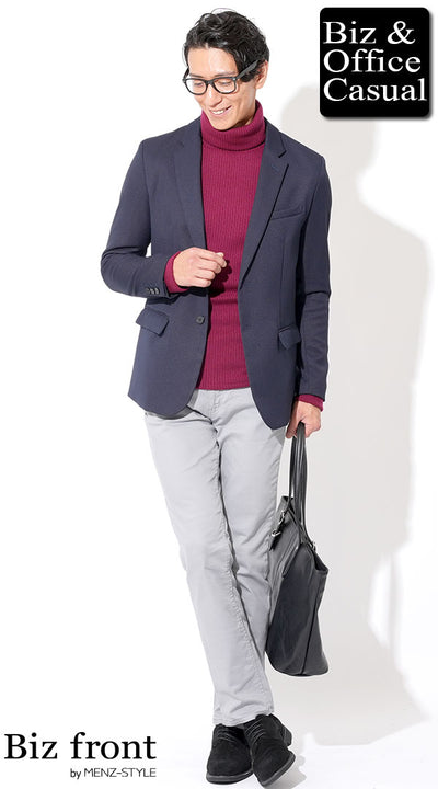 ネイビージャケット×ワインレッドタートルネックニット×グレーパンツの冬スマートカジュアル