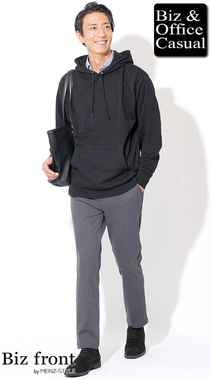黒パーカー×ブルーシャツ×グレースラックスの冬のオフィスカジュアルコーデ｜抜け感と清潔感を両立した40代50代メンズ通勤スタイル