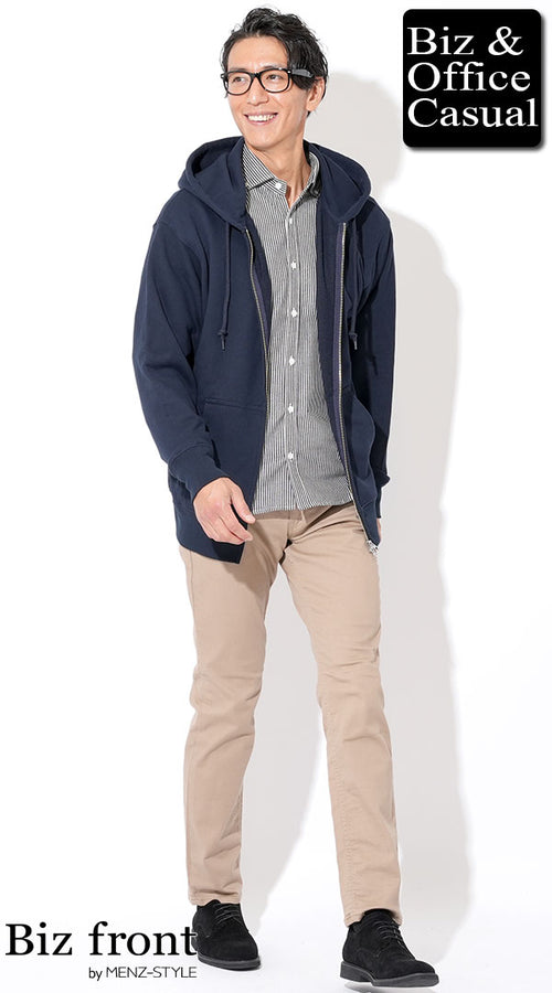 ネイビーのパーカー×ベージュのチノパンメンズコーデ