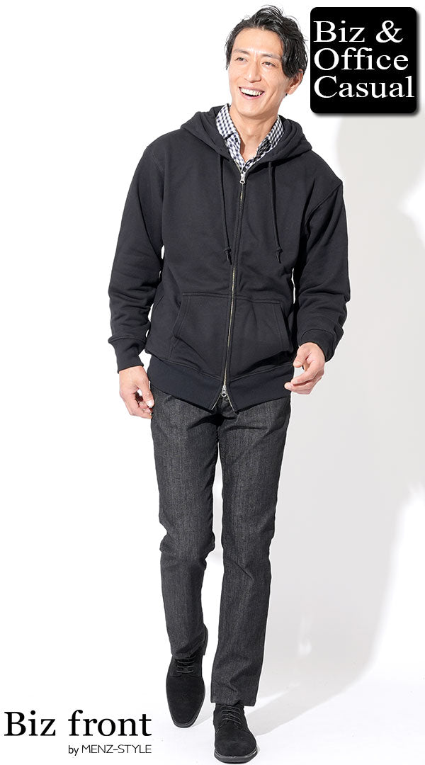 40代メンズにおすすめの黒ジップアップパーカーとチェックシャツを使ったビジネスカジュアル対応のパーカーコーデ
