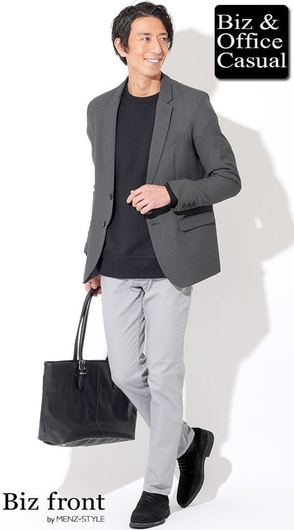 ダークグレージャケットとグレーパンツを黒インナーに合わせた都会的な同系色オフィスカジュアルコーデ。