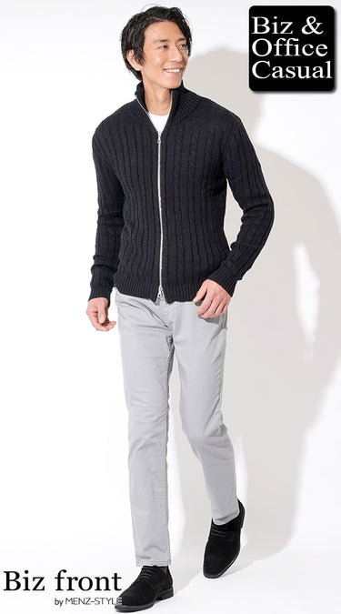 メンズニットにTシャツを重ね着したコーディネート