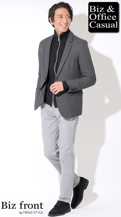 グレージャケット×ブラックジップアップニット×グレーパンツの冬スマートカジュアルコーデ｜大人のレイヤードスタイル