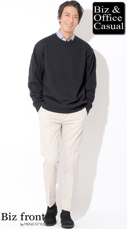 黒スウェットとテーパードスラックスで中年太りを隠す40代男性の上品オフィスカジュアル