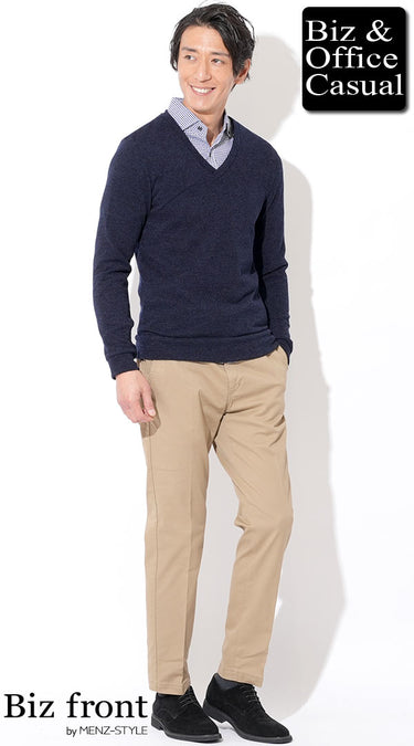 メンズにおすすめのネイビーニット×チノパンコーデ