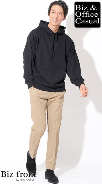 黒パーカーとベージュスラックスでこなれた40代の夏私服コーデ