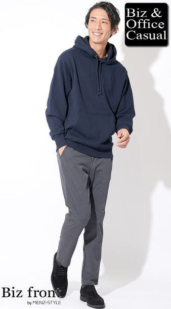 グレーパンツ×ネイビーパーカー×スエードシューズの大人カジュアル。グレーのズボンに合う服を使ったメンズコーデ