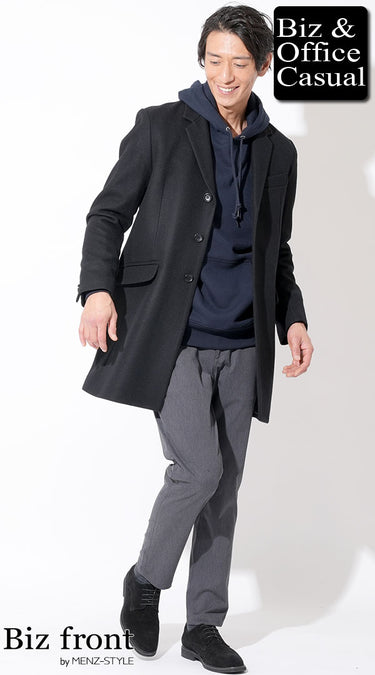 パーカーの上にチェスターコートを着た大人のカジュアルコーデ例