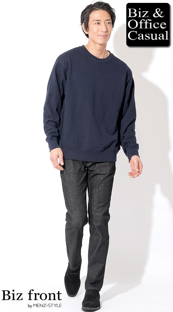 ネイビースウェットトレーナー×黒デニムパンツ×黒スエードシューズ　biz22aw_4150