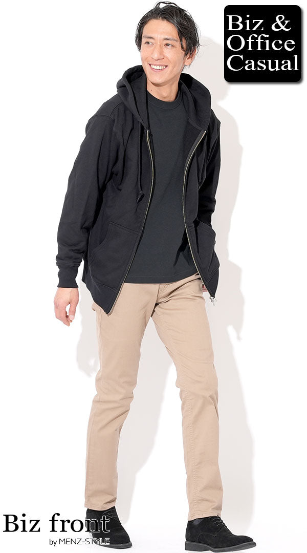 黒Tシャツと黒パーカー、ベージュパンツを合わせたメンズコーディネート