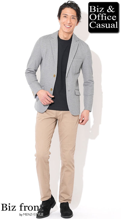 グレージャケット × 黒インナー（カットソー・ニット） × ベージュパンツのジャケパンスタイル