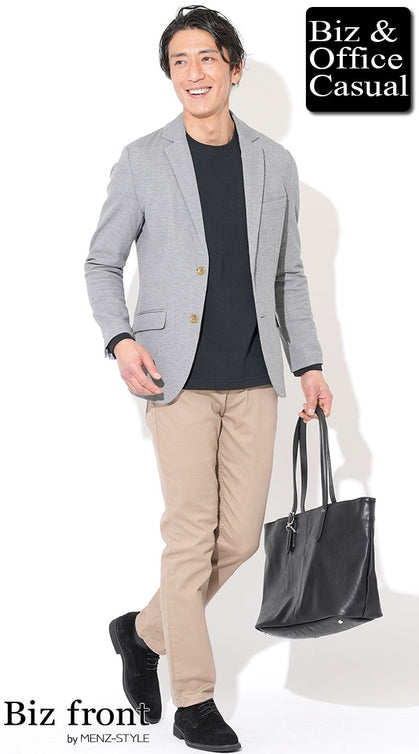 ライトグレージャケットとベージュパンツを黒インナーに合わせた清潔感あるオフィスカジュアルコーデ。上品で落ち着いた印象。