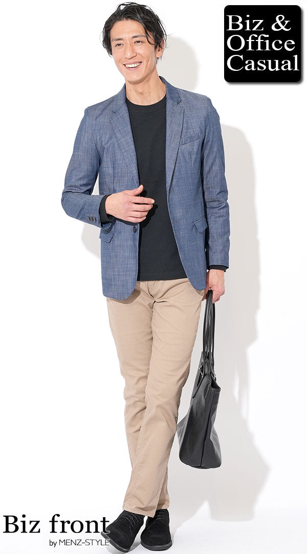 黒Tシャツとベージュチノパンを合わせたビジネスカジュアルなメンズスタイル