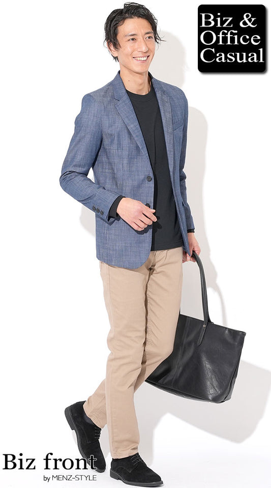 デニムテーラードジャケット×黒襟高半袖Tシャツ×ベージュチノパン　biz22aw_4387