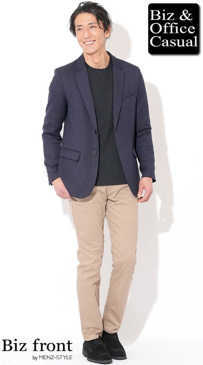 ネイビージャケットと黒Tシャツを合わせたベージュパンツのカジュアル寄りジャケパンコーデ