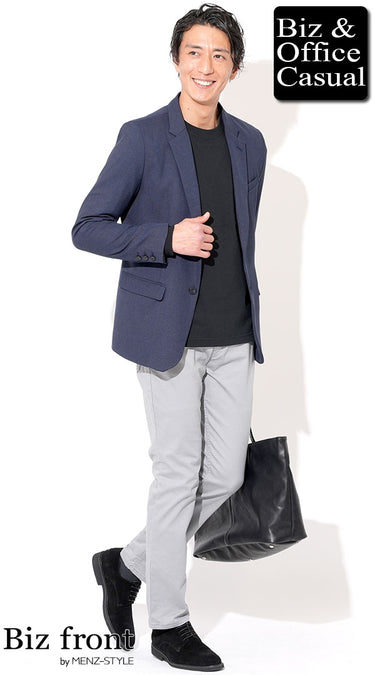 ネイビージャケット×黒Tシャツコーデ例