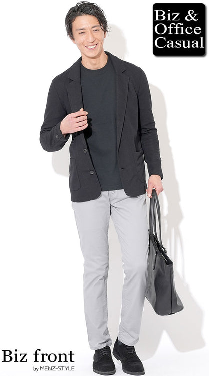 黒ジャケット メンズ ビジネスカジュアル 黒T グレーパンツ 黒スエードシューズ コーディネート