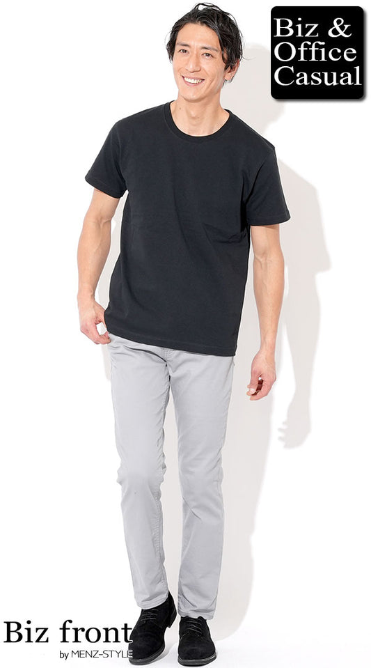 黒半袖Tシャツ×グレースリムチノパン×黒スエードシューズ　biz22aw_4580