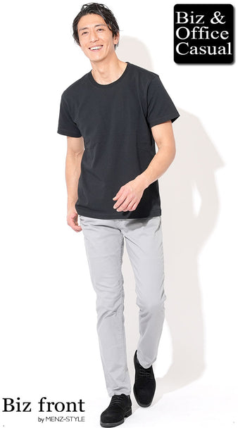 黒Tシャツとグレーパンツのシンプルながら品のある大人コーデ