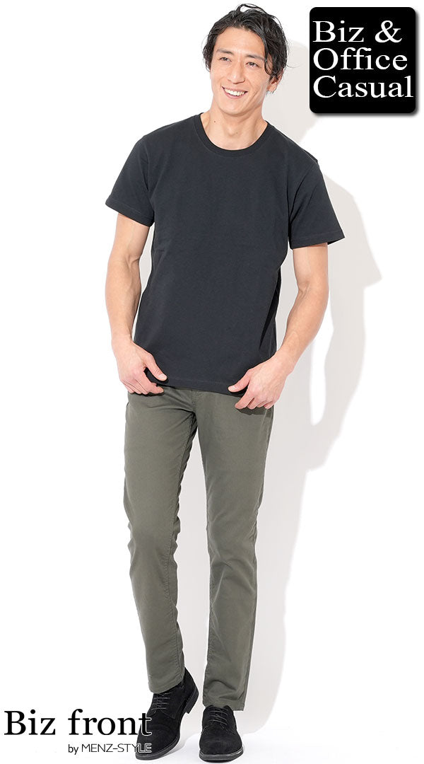 黒Tシャツに深いカーキパンツを合わせたシンプルなメンズカジュアルスタイル