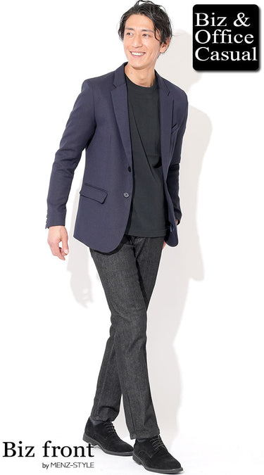 黒のジーンズとテーラードジャケットのコーデ例