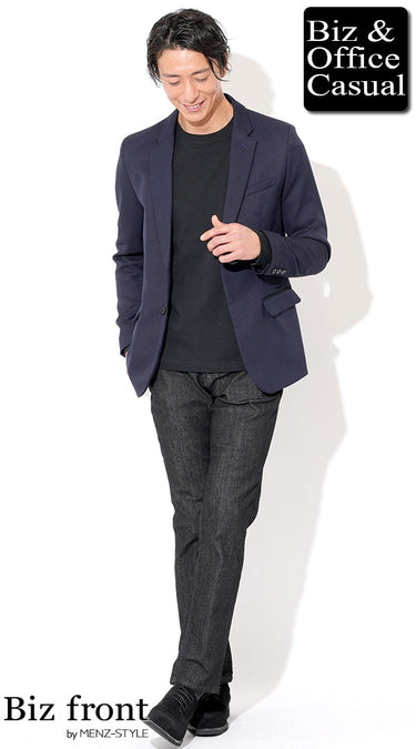 ネイビージャケット×黒Tシャツコーデ例