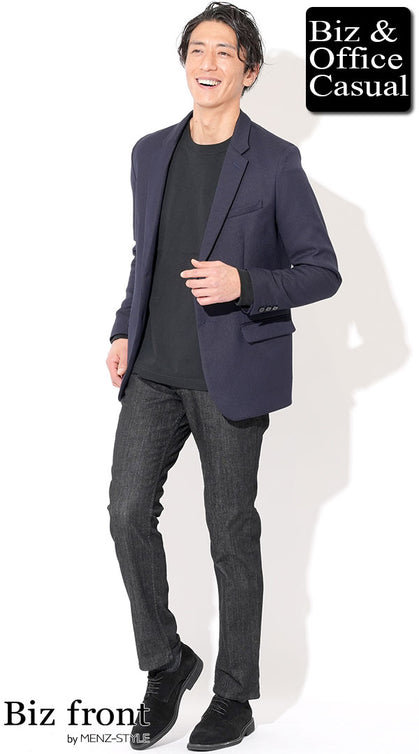 バー 服装 メンズ カジュアル ネイビージャケット 黒カットソー ブラックデニム シックな夜コーデ