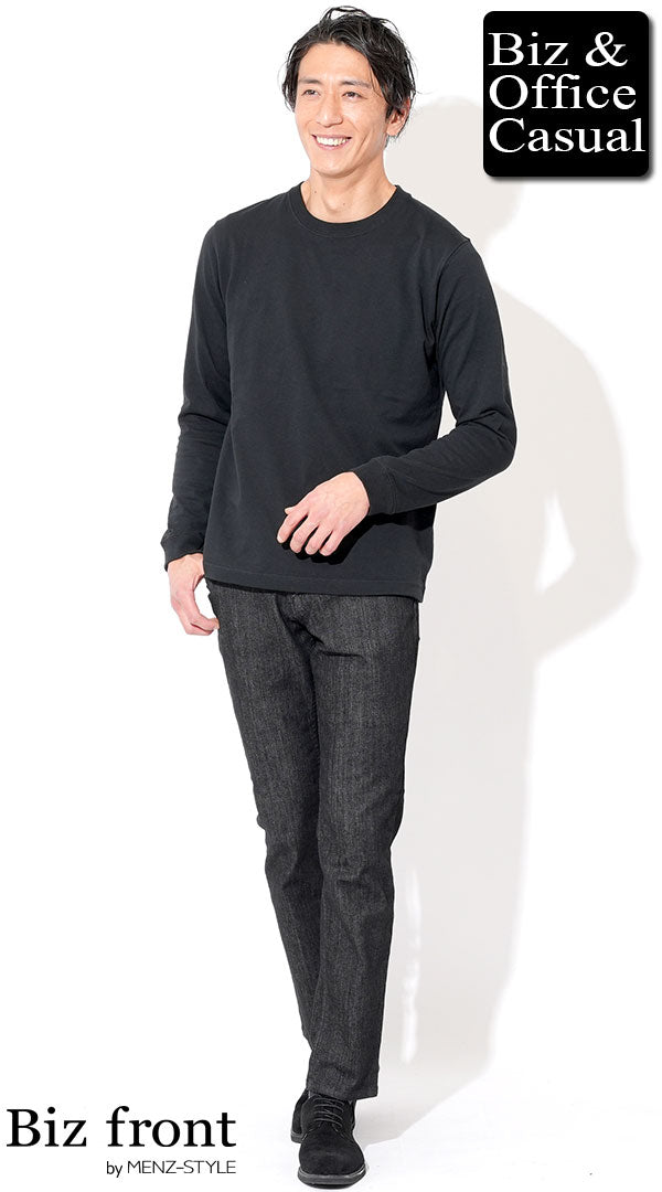 長袖黒Tシャツと黒パンツを組み合わせた大人のオールブラックコーデ