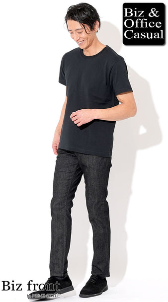 黒Tシャツと黒デニムパンツを組み合わせたシンプルなオールブラックコーデ