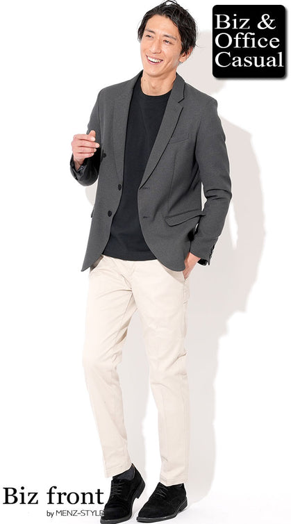 黒の厚手Tシャツとチャコールジャケット、アイボリーパンツで構成した秋のオフィスカジュアル、涼しくても職場で浮かない着こなし