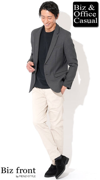チャコールグレージャケットと黒Tシャツ、ベージュ系パンツを合わせた40代男性のこなれビジネスカジュアル