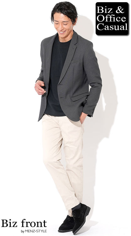 チャコールグレージャケットと黒Tシャツにアイボリーパンツを合わせたビジネスカジュアルのTシャツコーデ例